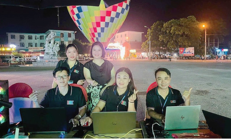អ្នកយកព័ត៌មានមកពីនាយកដ្ឋានកាសែតអេឡិចត្រូនិក (កាសែតបាកាន) រាយការណ៍ផ្ទាល់ពីព្រឹត្តិការណ៍ក្នុងខេត្ត។ b1.png