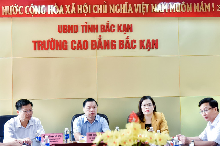 Các đồng chí: Lê Mạnh Hùng, Phó Chủ tịch kiêm Tổng Thư ký Hội Khuyến học Việt Nam; Trần Thị Lộc, Ủy viên Ban Thường vụ, Trưởng ban Tuyên giáo Tỉnh ủy; Phạm Duy Hưng, Ủy viên Ban Thường vụ Tỉnh ủy, Phó Chủ tịch UBND tỉnh đồng chủ trì buổi khảo sát. 2.jpg