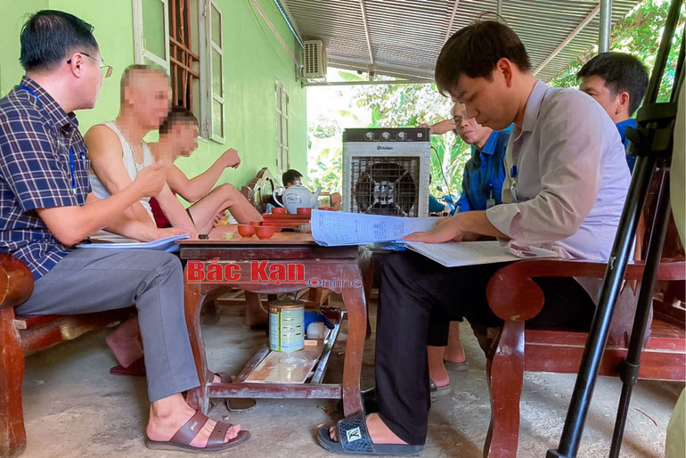 Đoàn kiểm tra của địa phương làm việc với ông H.V.N. 2a.jpg