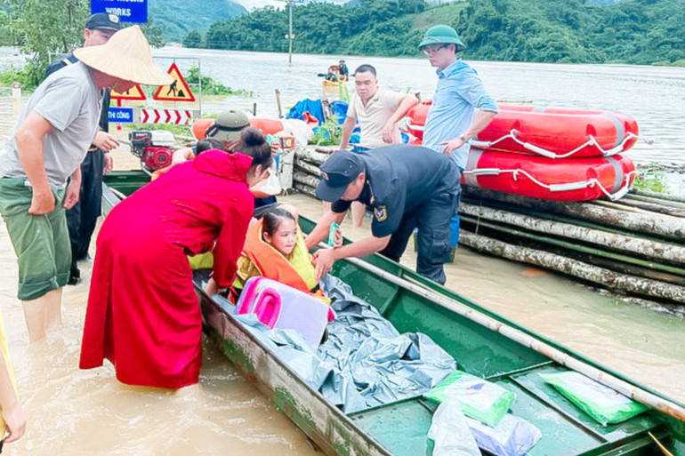Công tác cứu trợ Nam Cường ngày 10/9 (Ảnh TL). Ngay 10.jpg