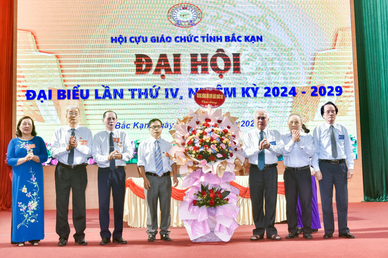 Ông Nguyễn Xuân Phương, Phó Chủ tịch kiêm Tổng Thư ký Hội CGC Việt Nam cùng Đoàn công tác của Hội CGC Việt Nam tặng hoa chúc mừng Đại hội Hội CGC. 6.jpg
