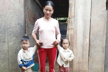 Xót xa người mẹ mù nuôi hai con nhỏ trong căn nhà rách nát