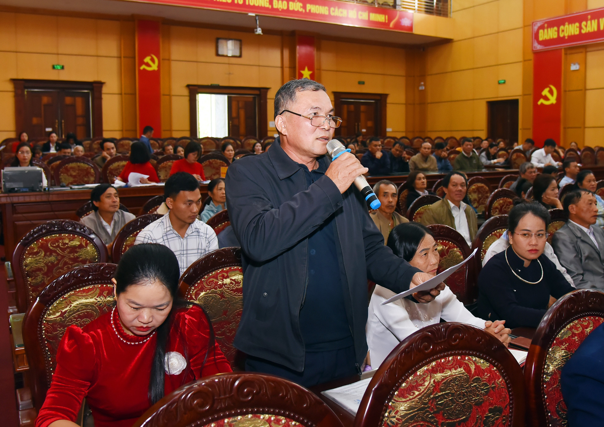 Hội viên nông dân tại điểm cầu trung tâm đặt câu hỏi. doi-thoai-nong-dan-3.jpg