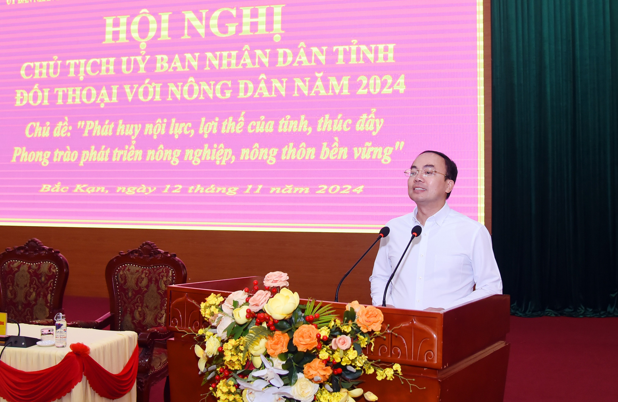 Đồng chí Chủ tịch UBND tỉnh Nguyễn Đăng Bình phát biểu khai mạc Hội nghị. doi-thoai-nong-dan-7.jpg