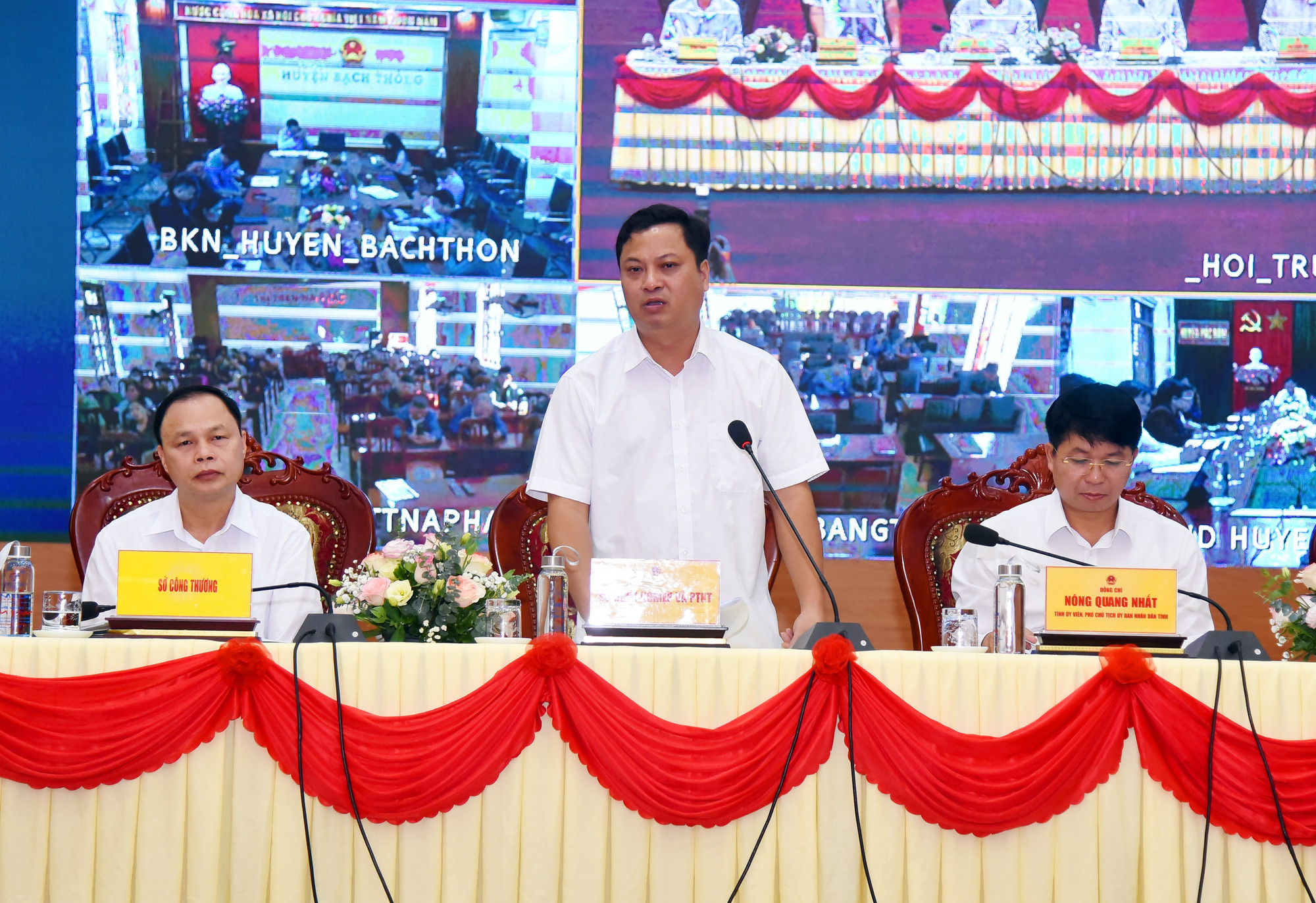 Đại diện lãnh đạo Sở NN&PTNT giải đáp ý kiến của hội viên nông dân tại các điểm cầu. doi-thoai-nong-dan-2.jpg