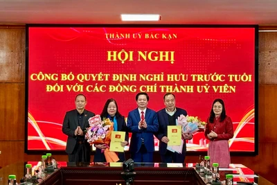 Thành phố Bắc Kạn công bố và trao Quyết định nghỉ hưu trước tuổi cho các đồng chí thành ủy viên