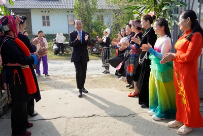  Đồng chí Nguyễn Đăng Bình, Chủ tịch UBND tỉnh dự Ngày hội Đại đoàn kết toàn dân tộc tại thôn Nặm Làng