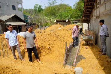 Giá vật liệu tăng, người dân gặp khó khăn trong xóa nhà tạm, nhà dột nát