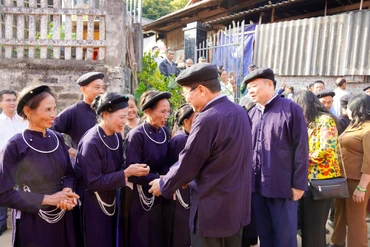 Phó Chủ tịch Quốc hội dự Ngày hội Đại đoàn kết tại thôn Khuôn Bang