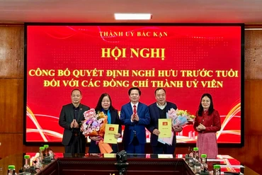 Thành phố Bắc Kạn công bố và trao Quyết định nghỉ hưu trước tuổi cho các đồng chí thành ủy viên