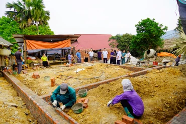 Đoàn đến thăm một hộ đang xây dựng nhà kiến cố ở xã Thanh Mai, huyện Chợ Mới.
