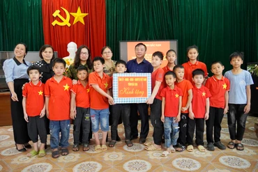 Thăm, tặng quà người khuyết tật tại Trung tâm Hỗ trợ phát triển giáo dục hòa nhập tỉnh Bắc Kạn