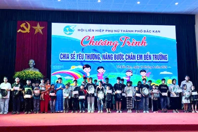 Trao học bổng “Chia sẻ yêu thương, nâng bước chân em đến trường”