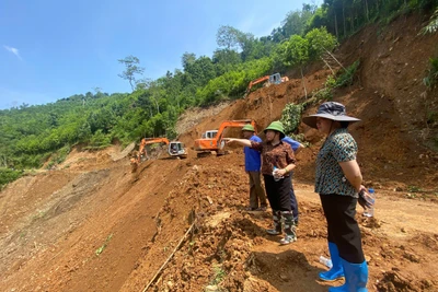 Đồng chí Phương Thị Thanh kiểm tra tình hình khắc phục hậu quả thiên tai tại huyện Chợ Đồn