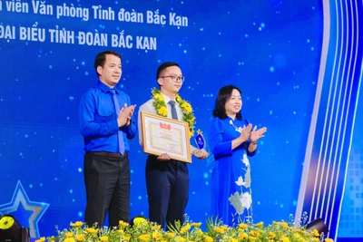 Bà Đinh Thị Hạt, Chủ tịch Hội Người cao tuổi TP. Bắc Kạn.