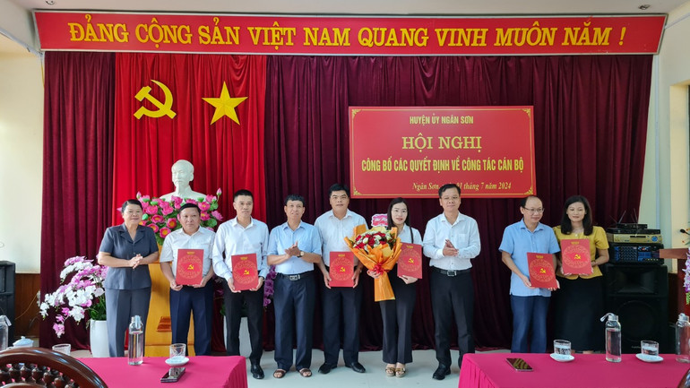 Lãnh đạo Huyện ủy, UBND huyện trao quyết định điều động và bổ nhiệm đối với các cán bộ. z5591380213726_e49bdb268abe687ce22d5e9bbda3b64c.jpg