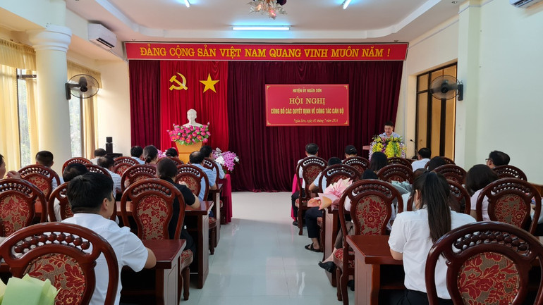 Ban Thường vụ Huyện ủy công bố 04 Quyết định điều động, luân chuyển, tiếp nhận đối với 04 cán bộ, cụ thể: z5591380254274_4f42c13bfac3e3ad7cca44524205f1ae.jpg