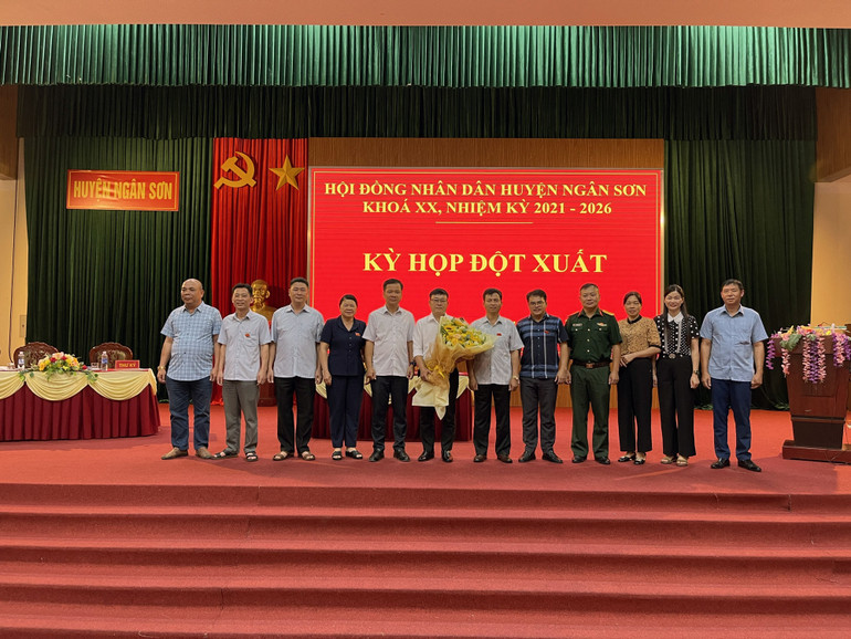 Các đại biểu chúc mừng tân Phó Chủ tịch UBND huyện Phan Văn Tố. 57a6ceb7a6b603e85aa7.jpg