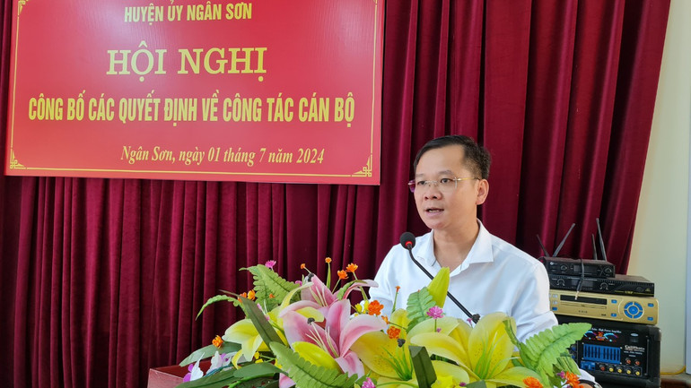 Ông Nông Bình Cương, Tỉnh ủy viên, Bí thư Huyện ủy Ngân Sơn phát biểu chúc mừng và giao nhiệm vụ cho các cán bộ. z5591380253521_b266f4370cccf2b98b11e4586988fd98.jpg