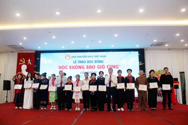 Lãnh đạo Trung ương Hội Khuyến học Việt Nam trao học bổng “Học không bao giờ cùng” cho các đại biểu tỉnh Bắc Kạn. 30.jpg