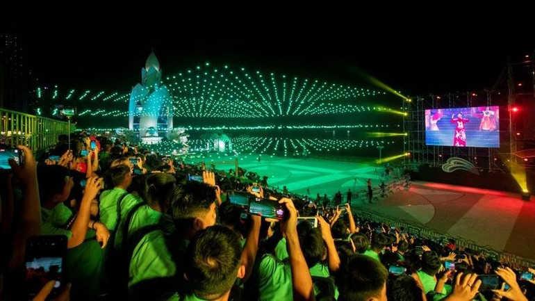 Năm 2024, Khánh Hòa đặt mục tiêu đón 9 triệu lượt khách lưu trú, trong đó có 3 triệu lượt khách quốc tế, đồng thời phấn đấu đạt doanh thu du lịch đạt khoảng 40.000 tỷ đồng. (Ảnh: Ban tổ chức cung cấp) Năm 2024, Khánh Hòa đặt mục tiêu đón 9 triệu lượt khách lưu trú, trong đó có 3 triệu lượt khách quốc tế, đồng thời phấn đấu đạt doanh thu du lịch đạt khoảng 40.000 tỷ đồng. (Ảnh: Ban tổ chức cung cấp)