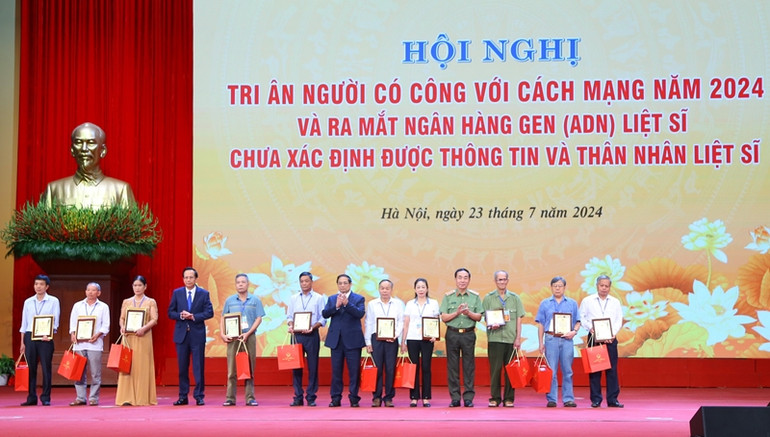 Thủ tướng Phạm Minh Chính trao kết quả giám định mẫu hài cốt cho thân nhân các gia đình liệt sĩ. Thủ tướng Phạm Minh Chính trao kết quả giám định mẫu hài cốt cho thân nhân các gia đình liệt sĩ.
