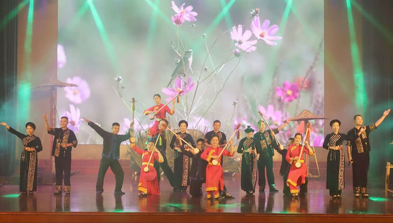 Một tiết mục của Đoàn Bắc Kạn. lien-hoan-hat-ru-hat-dan-ca.jpg