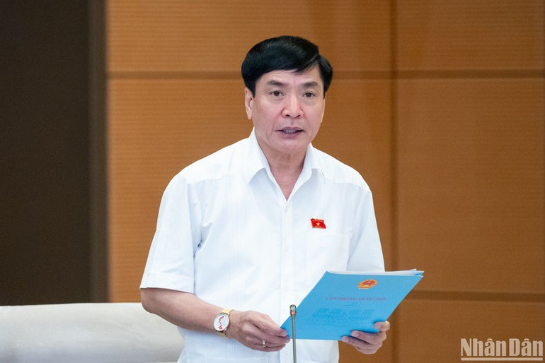 Tổng Thư ký Quốc hội, Chủ nhiệm Văn phòng Quốc hội Bùi Văn Cường trình bày Tờ trình về việc tổ chức Diễn đàn. (Ảnh: DUY LINH) Tổng Thư ký Quốc hội, Chủ nhiệm Văn phòng Quốc hội Bùi Văn Cường trình bày Tờ trình về việc tổ chức Diễn đàn. (Ảnh: DUY LINH)