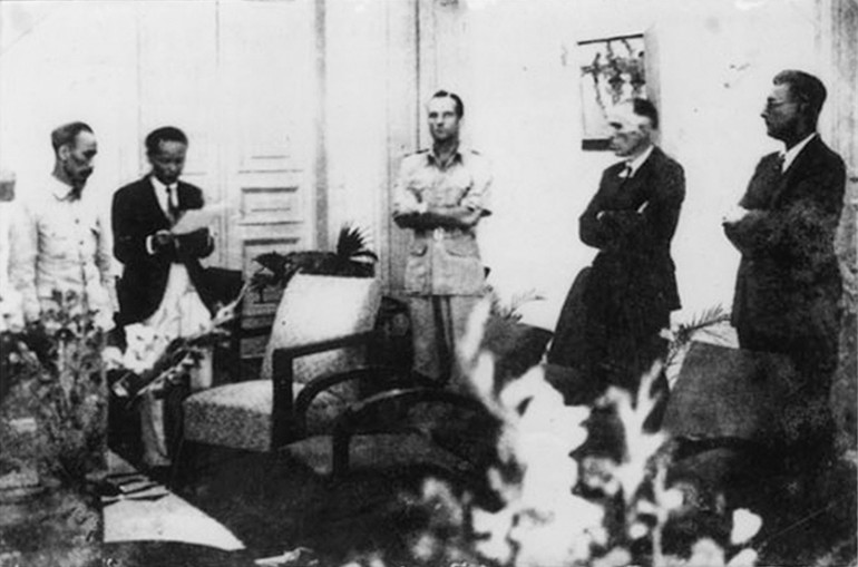 Lễ ký kết Hiệp định sơ bộ 6-3-1946 tại 38 Lý Thái Tổ, Hà Nội. Từ trái qua phải: Chủ tịch Hồ Chí Minh, Thứ trưởng Nội vụ Hoàng Minh Giám, Ủy viên Cộng hòa Jean Sainteny, Cố vấn chính trị Leon Pignon, đại diện Đảng Xã hội Pháp Luis Caput (ảnh: Nguyễn Bá Khoản) Lễ ký kết Hiệp định sơ bộ 6-3-1946 tại 38 Lý Thái Tổ, Hà Nội. Từ trái qua phải: Chủ tịch Hồ Chí Minh, Thứ trưởng Nội vụ Hoàng Minh Giám, Ủy viên Cộng hòa Jean Sainteny, Cố vấn chính trị Leon Pignon, đại diện Đảng Xã hội Pháp Luis Caput (ảnh: Nguyễn Bá Khoản)