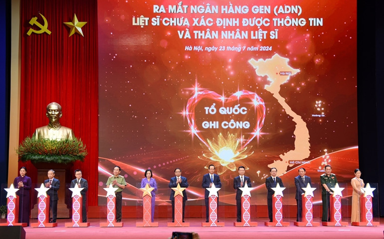 Thủ tướng Chính phủ Phạm Minh Chính và lãnh đạo các bộ ngành ấn nút kích hoạt, chính thức ra mắt “Ngân hàng gen (ADN) liệt sĩ và thân nhân liệt sĩ chưa xác định được thông tin”. Thủ tướng Chính phủ Phạm Minh Chính và lãnh đạo các bộ ngành ấn nút kích hoạt, chính thức ra mắt “Ngân hàng gen (ADN) liệt sĩ và thân nhân liệt sĩ chưa xác định được thông tin”.