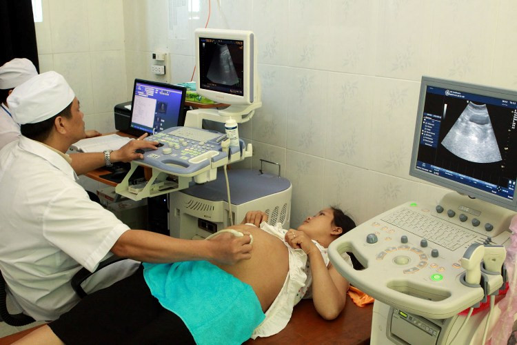 Kiểm tra sức khỏe cho thai phụ. Ảnh: TTXVN Kiểm tra sức khỏe cho thai phụ. Ảnh: TTXVN