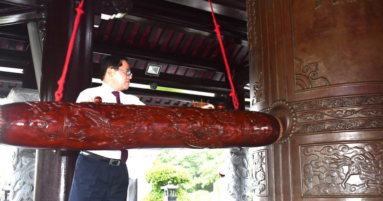 Bí thư Tỉnh ủy Phạm Viết Thanh nguyện chuông kính cáo và dâng hương khai lễ. z5672730493900-556f3d013a9d0eef5e17d393ef11f4fd-7525-930.jpg