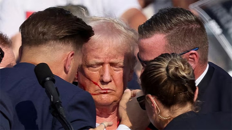 Cựu Tổng thống Donald Trump bị thương ở tai sau vụ nổ súng tại bang Pennsylvania, ngày 13/7/2024. (Ảnh: Reuters) donald-trump-2-6693-1356.jpg