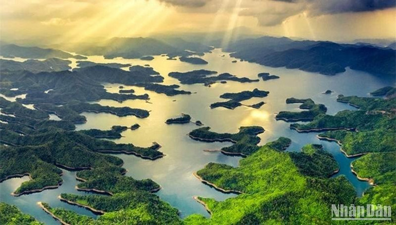 Hồ Tà Đùng, thuộc Vườn quốc gia Tà Đùng, xã Đắk Som, huyện Đắk Glong (Đắk Nông) là 1 trong 44 điểm di sản thuộc 3 tuyến du lịch Công viên địa chất UNESCO Đắk Nông. 2-7432-3460.jpg