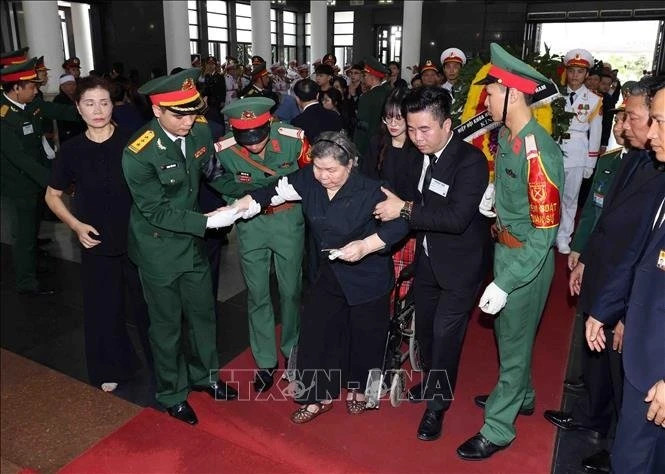 Bà Đặng Thị Phúc, giáo viên tiểu học của Tổng Bí thư Nguyễn Phú Trọng đến Nhà tang lễ Quốc gia (số 5 Trần Thánh Tông, Hà Nội) tiễn biệt học trò. (Ảnh: TTXVN) 89.jpg