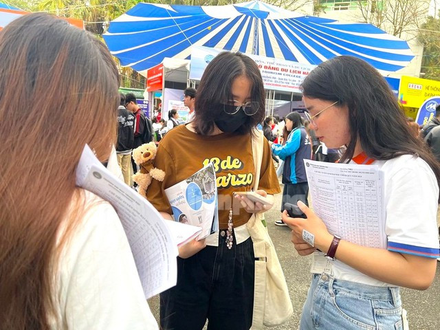 Thí sinh dự ngày hội tư vấn tuyển sinh đại học năm 2024. Thí sinh dự ngày hội tư vấn tuyển sinh đại học năm 2024.