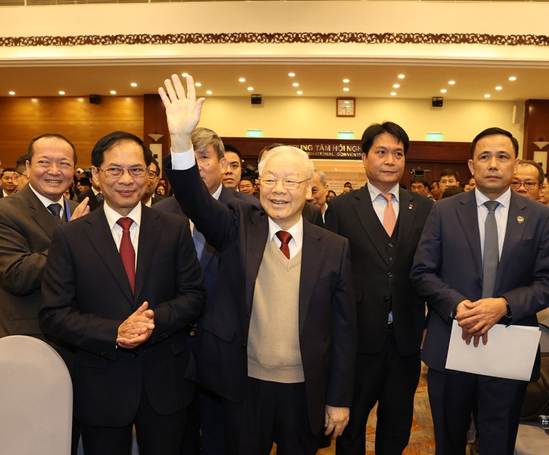 Tổng Bí thư Nguyễn Phú Trọng đến dự và chỉ đạo tại Hội nghị Ngoại giao lần thứ 32 (tháng 12/2023) Tổng Bí thư Nguyễn Phú Trọng đến dự và chỉ đạo tại Hội nghị Ngoại giao lần thứ 32 (tháng 12/2023)