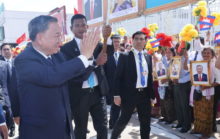 Nhân dân Campuchia đón chào Chủ tịch nước Tô Lâm tại sân bay quốc tế Phnom Penh. Ảnh: Nhan Sáng/TTXVN Nhân dân Campuchia đón chào Chủ tịch nước Tô Lâm tại sân bay quốc tế Phnom Penh. Ảnh: Nhan Sáng/TTXVN