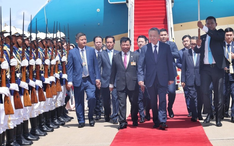 Lễ đón Chủ tịch nước Tô Lâm tại sân bay quốc tế Phnom Penh. Ảnh: Nhan Sáng/TTXVN Lễ đón Chủ tịch nước Tô Lâm tại sân bay quốc tế Phnom Penh. Ảnh: Nhan Sáng/TTXVN