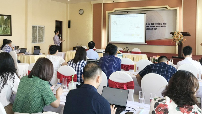 Chuyên gia y tế chia sẻ thông tin về những tác hại của thuốc lá điện tử, thuốc lá nung nóng tại hội thảo. thuoc-la-2-7046-1070.jpg