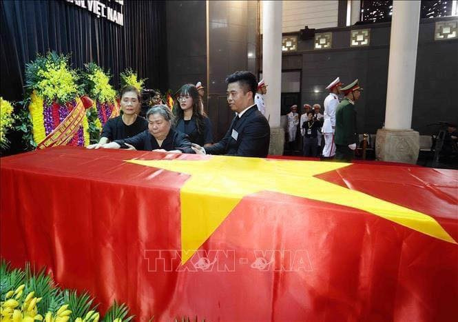 Bà Đặng Thị Phúc, giáo viên tiểu học của Tổng Bí thư Nguyễn Phú Trọng khóc nghẹn ngào chia tay học trò. (Ảnh: TTXVN) Bà Đặng Thị Phúc, giáo viên tiểu học của Tổng Bí thư Nguyễn Phú Trọng khóc nghẹn ngào chia tay học trò. (Ảnh: TTXVN)