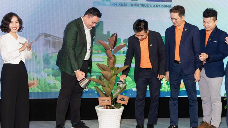 Lãnh đạo hai bên thực hiện nghi thức tưới cây xanh khẳng định cam kết phát triển bền vững. Lãnh đạo hai bên thực hiện nghi thức tưới cây xanh khẳng định cam kết phát triển bền vững.
