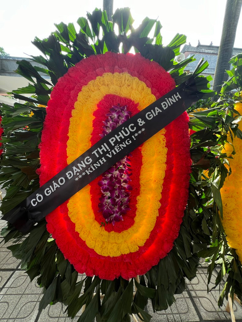 Vòng hoa của gia đình cô Đặng Thị Phúc kính viếng Tổng Bí thư. Vòng hoa của gia đình cô Đặng Thị Phúc kính viếng Tổng Bí thư.