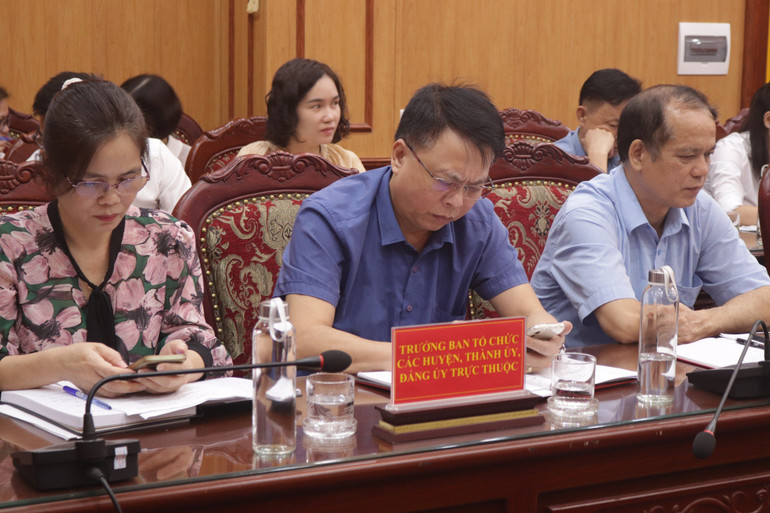 Đại diện lãnh đạo Ban Tổ chức các huyện, thành ủy, đảng ủy trực thuộc tham dự hội nghị. BCT 2.jpg