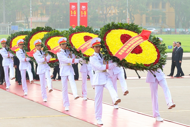 Đoàn đại biểu Ban Chấp hành Trung ương Đảng, Chủ tịch nước, Chính phủ, Quốc hội, Ủy ban Trung ương MTTQ Việt Nam đã đặt vòng hoa, vào Lăng viếng Chủ tịch Hồ Chí Minh - Ảnh: VGP/Nhật Bắc Đoàn đại biểu Ban Chấp hành Trung ương Đảng, Chủ tịch nước, Chính phủ, Quốc hội, Ủy ban Trung ương MTTQ Việt Nam đã đặt vòng hoa, vào Lăng viếng Chủ tịch Hồ Chí Minh - Ảnh: VGP/Nhật Bắc