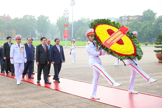 Vòng hoa của Đoàn mang dòng chữ: "Đời đời nhớ ơn Chủ tịch Hồ Chí Minh vĩ đại" - Ảnh: VGP/Nhật Bắc Vòng hoa của Đoàn mang dòng chữ: "Đời đời nhớ ơn Chủ tịch Hồ Chí Minh vĩ đại" - Ảnh: VGP/Nhật Bắc