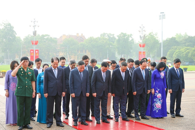 Đoàn đại biểu Thành ủy, HĐND, UBND thành phố Hà Nội vào Lăng viếng Chủ tịch Hồ Chí Minh - Ảnh: VGP/Nhật Bắc Đoàn đại biểu Thành ủy, HĐND, UBND thành phố Hà Nội vào Lăng viếng Chủ tịch Hồ Chí Minh - Ảnh: VGP/Nhật Bắc