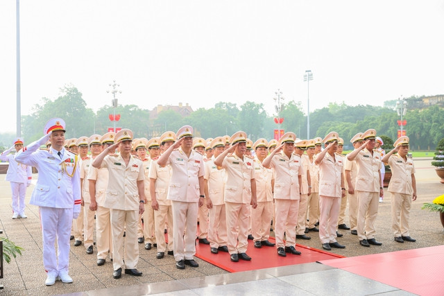 Đoàn đại biểu Đảng ủy Công an Trung ương - Bộ Công an vào Lăng viếng Chủ tịch Hồ Chí Minh - Ảnh: VGP/Nhật Bắc Đoàn đại biểu Đảng ủy Công an Trung ương - Bộ Công an vào Lăng viếng Chủ tịch Hồ Chí Minh - Ảnh: VGP/Nhật Bắc