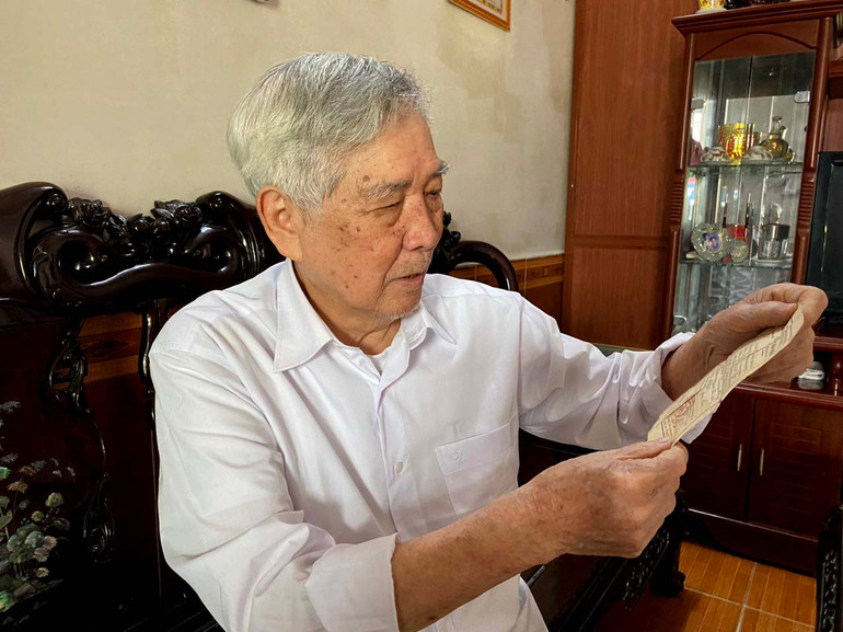 Ông Đinh Viết Tý, người chiến sĩ đại đội xe thồ của tỉnh Bắc Kạn năm 1954 tham gia vận chuyển hàng hóa phục vụ chiến dịch. 1712718113774.jpg
