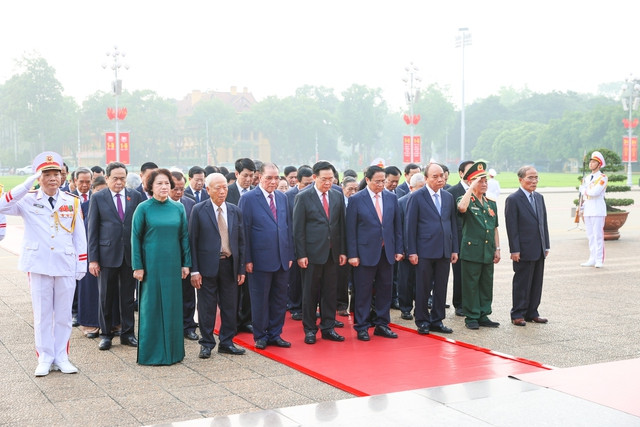 Trước anh linh Chủ tịch Hồ Chí Minh, Đoàn đại biểu đã bày tỏ lòng biết ơn vô hạn, thành kính tưởng nhớ công lao to lớn của Người đối với sự nghiệp cách mạng của Đảng và dân tộc ta - Ảnh: VGP/Nhật Bắc Trước anh linh Chủ tịch Hồ Chí Minh, Đoàn đại biểu đã bày tỏ lòng biết ơn vô hạn, thành kính tưởng nhớ công lao to lớn của Người đối với sự nghiệp cách mạng của Đảng và dân tộc ta - Ảnh: VGP/Nhật Bắc